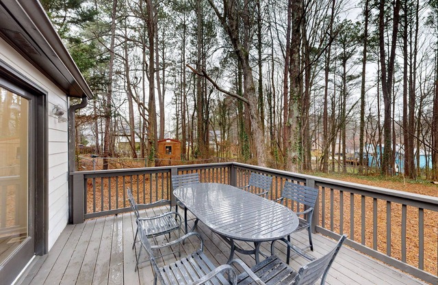 Dog-friendly home with full kitchen, washer/dryer, furnished deck, & AC