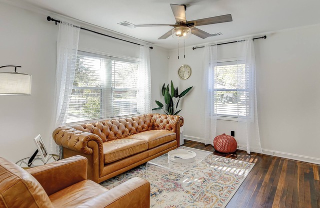 Dog-friendly house with beautiful back patio & central AC - snowbirds welcome