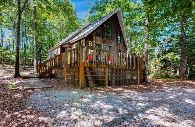 Dog friendly lake cabin with wrap-around deck, and shady outdoor dining