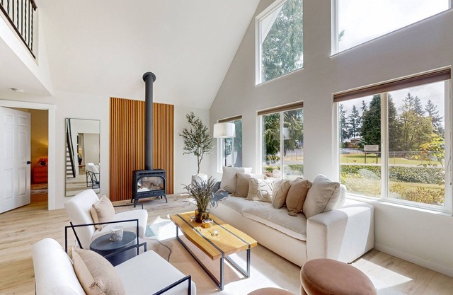 Dog-friendly Lake Tapps home with private hot tub, patio & mountain view