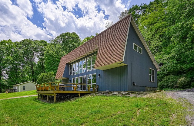 Doghouse amigable lakehouse w / boat slip, amplia terraza, y vistas parciales del agua