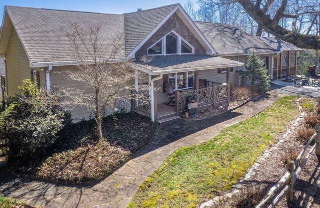 Dog-friendly, mountaintop home with stunning view, hot tub, pool & game room