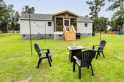 Dog Friendly, Screened Porch St Stephen Retreat!