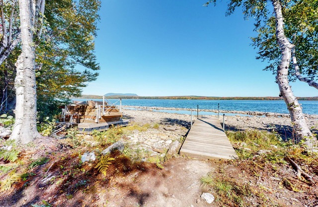 Cabaña de troncos aislada frente al lago que admite perros, con ambiente rústico, WiFi gratis