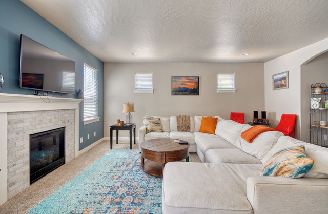 DogOk. Large Retreat, 3 King Beds. Fire pit