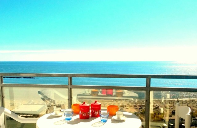 ¡Domina el mar desde arriba! Precioso apartamento frente al mar