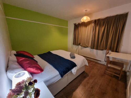 Double room available near Brunel University, Hillingdon Hospital, West drayton, Hayes, Uxbridge, Heathrow, Stockley park, Prologis Park