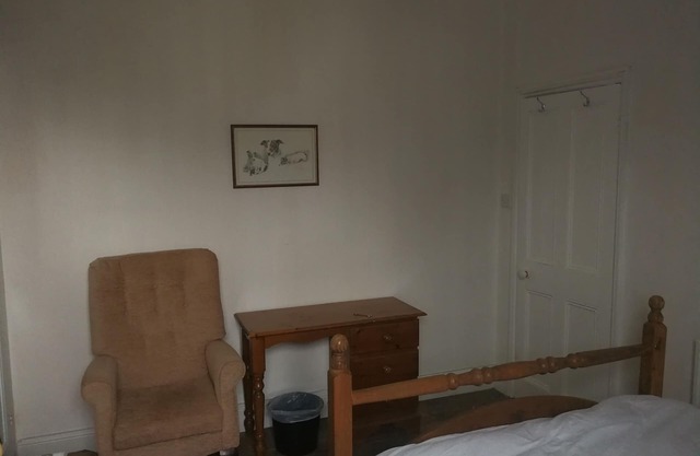 Habitación doble con baño privado con ducha separada.