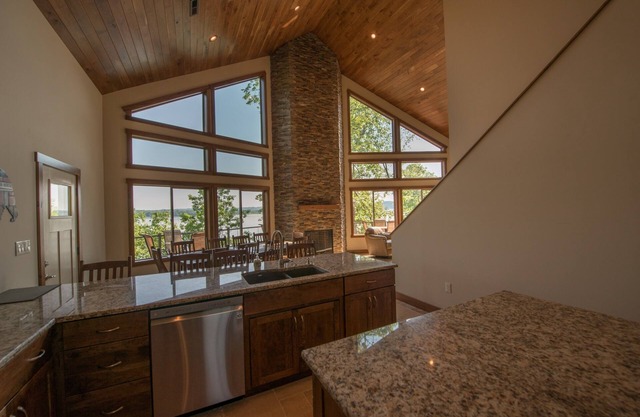 ¡Nueva villa de lujo de 7 dormitorios frente al lago! Tiene capacidad para 18 personas y cerca de The Smokies