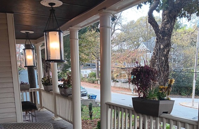 Downtown Abbey @ Dodd. Spacious and stylish home located in Downtown Atlanta !