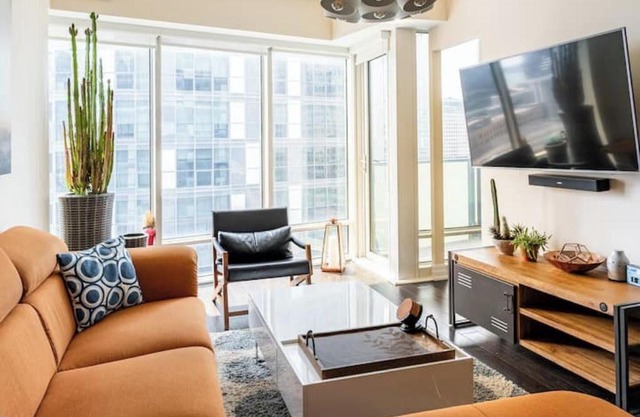 Downtown Gorgeous Luxury Condo 1 B+Den+2 full bath