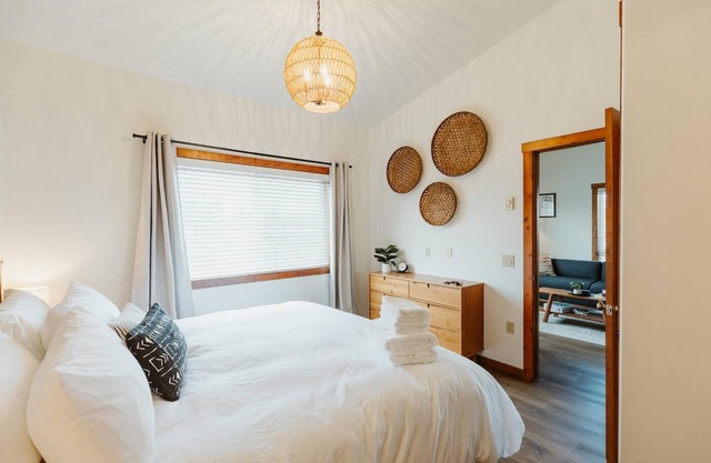 Downtown King Suite w Fast Wifi