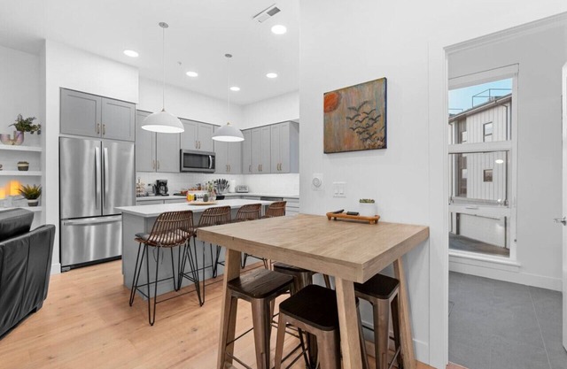 Downtown Lux Townhouse 3BD/3.5BA
