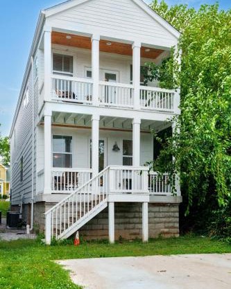 Downtown Oasis Sleeps 12 and 1 and a half miles to Broadway