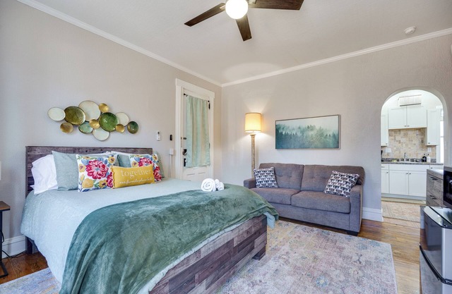 Downtown Studio w/ Kitchenette - Near UD