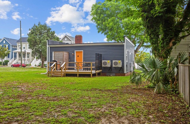 Downtown-River View-EV Charger. Short walk to Restaurants, Shops and Parks.