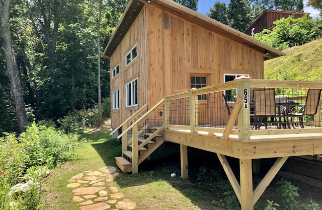 ★ Downtown Rustic Mid-Century Cottage w/ views ★