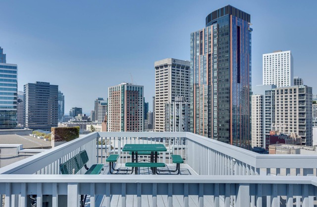 Downtown Seattle Condo w/ Rooftop Deck + Views!