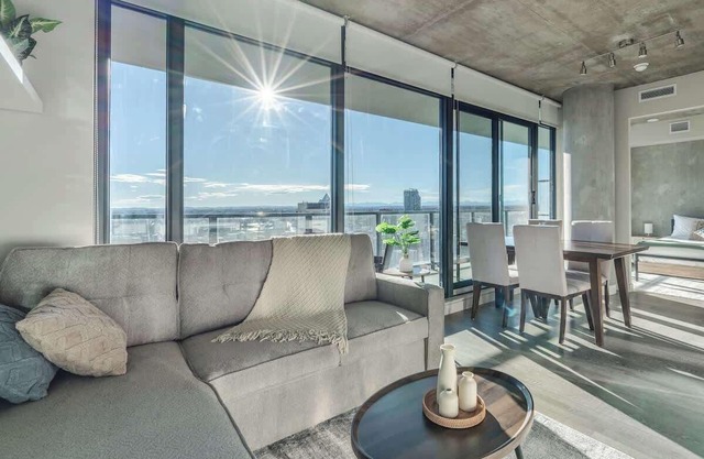 Downtown Sunny Highrise Corner Condo | Sleeps 7