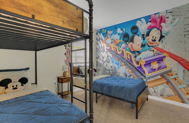 Dream Stay Orlando with pool and movie theater. Minutes away from Disney World