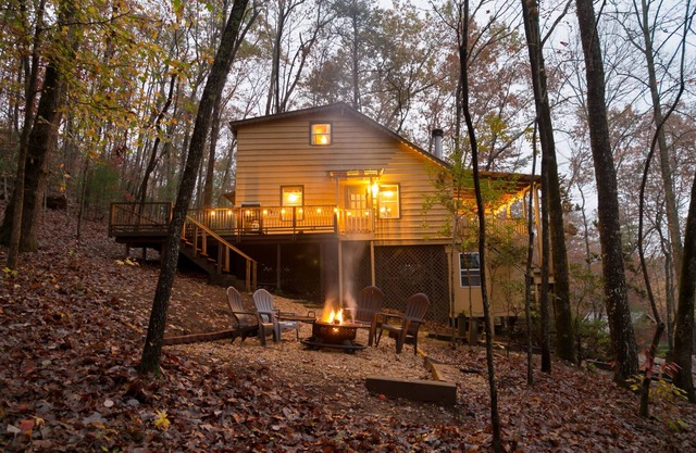 Cabina en el bosque cerca de Unicoi State Park y Helen, GA.