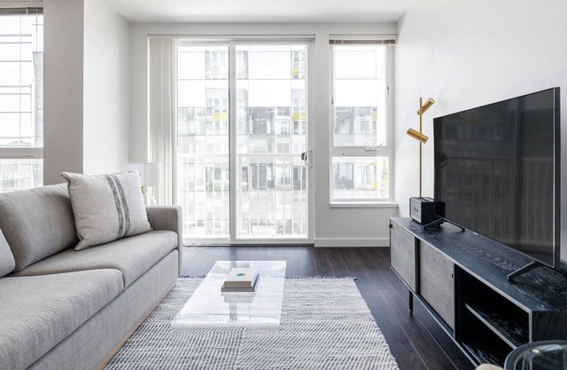 Dreamy Bellevue 1BR w/ BBQ, Gym, W/D, near Spring District, by Blueground