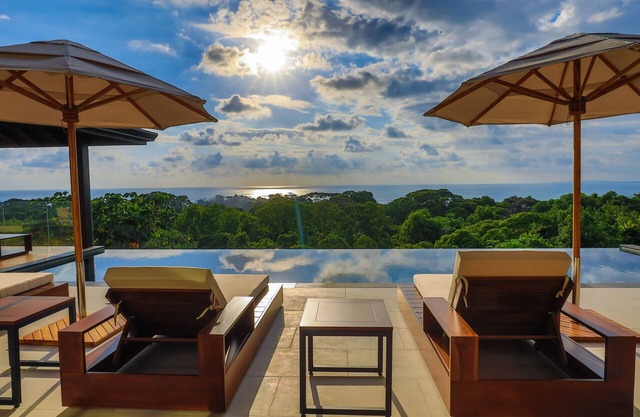 Villa de lujo con vistas a la selva y al océano, con piscina