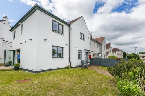 Dreghorn House 5 b-rooms 9 beds 3 toilets 2 showers,1 bath 2 receiption Secure free Parking 233 Wifi
