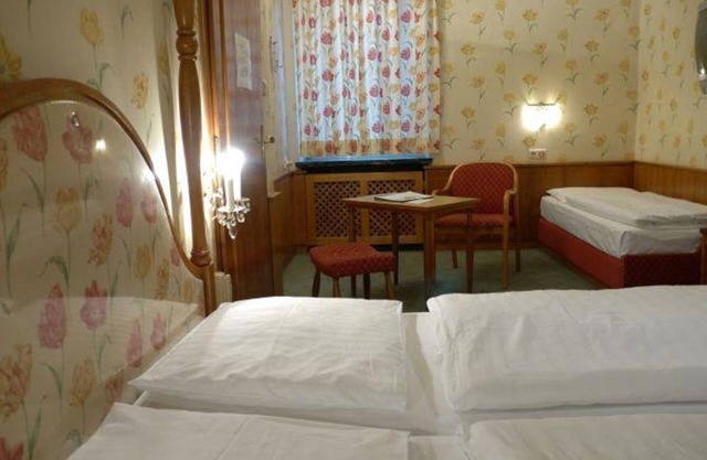 Dreibettzimmer mit Dusche od. Bad, WC - Hohenstauffen, Hotel