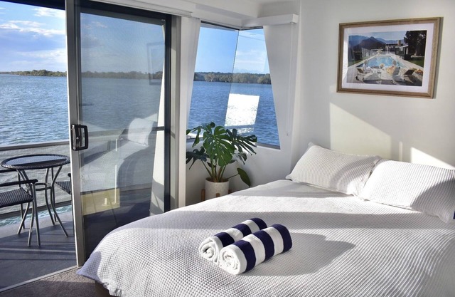 Drift Flotel - Luxury Houseboat Experience