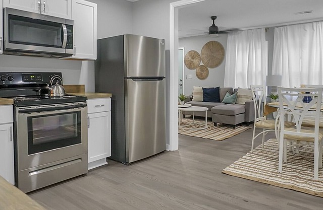 “Drinks Out Back” Pet Friendly Recently Updated 12 min to downtown Charleston