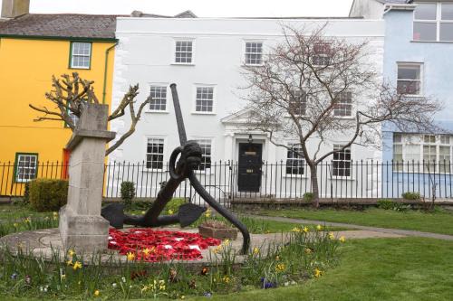 Duke of Monmouth penthouse luxury apartment Lyme Regis 3 bedroom parking Hot tub Garden dog friendly