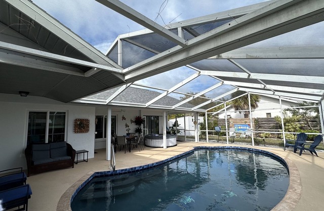 Duke & Sugars 🍍 Family Friendly ☀️ Retro Florida Vibes ,3 br ,2 bath, pool home .