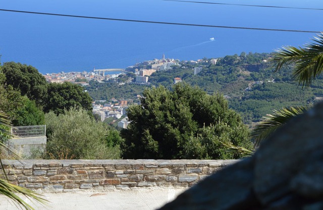 Dúplex con terraza, vista al mar situado en un pueblo a 1 km del centro de Bastia.