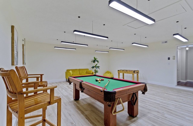 Dwntown Westfield Gem: Sleeps 17 with 6-Car Parking