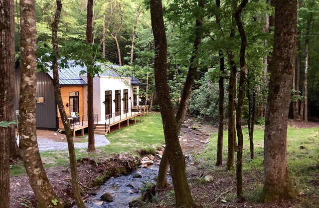E Ranch es un granero escandinavo moderno, al lado del arroyo, construido en 2019.