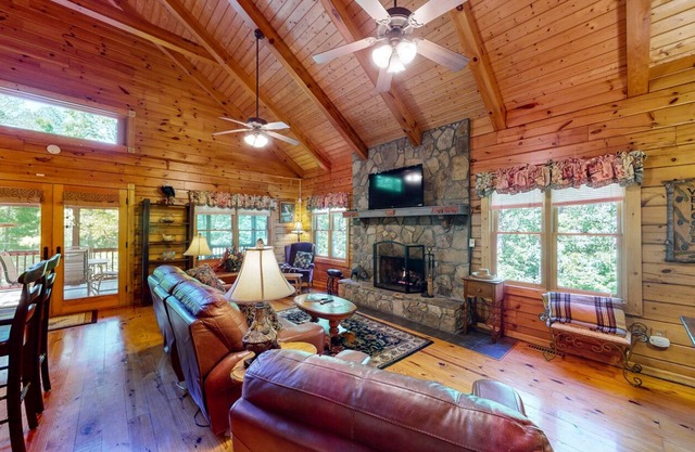 Eagle Rest - Warm and Inviting Cabin in the Woods