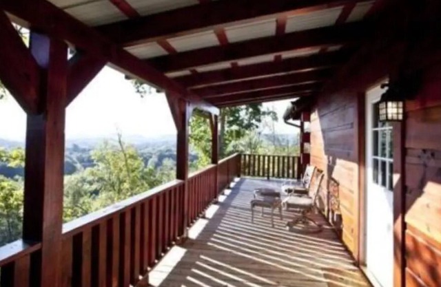 Eagles Nest w/ king bed