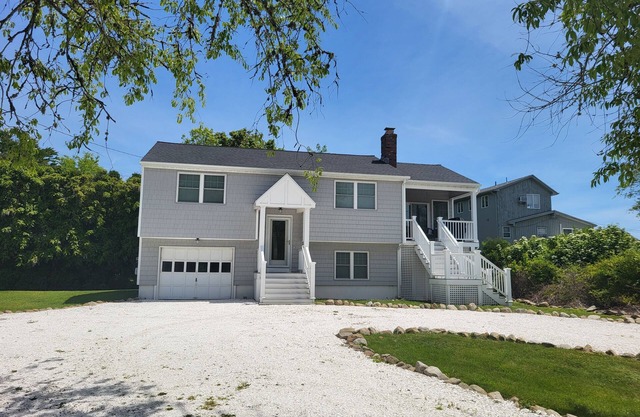 East Beach House 100 yard walk to Blue Shutters Beach, Clean and Open, Sleeps 6