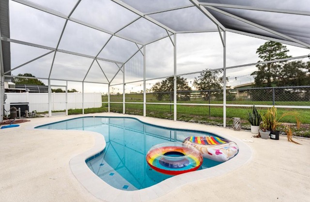East Orlando Getaway - 3BR/2BTH - *Pool *Parking