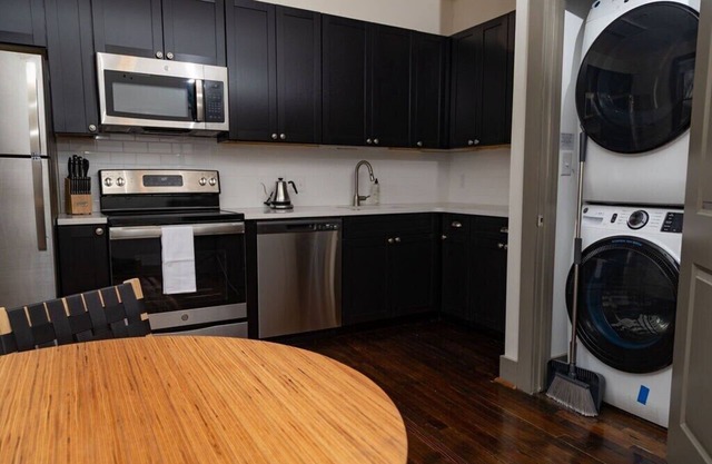 This is a 1 bedroom apartment located close to downtown Roanoke.