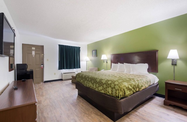 Econo Lodge Inn & Suites Knoxville East
