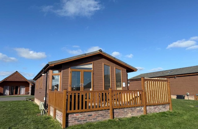 Eden Lodge-Tranquil-Hot Tub-Fishing-7m to Beach