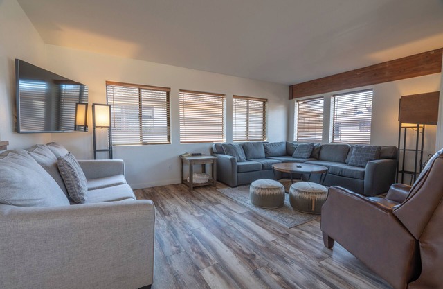 2 bd 2bth Lakeside Condo. Hermosas vistas al lago de junio