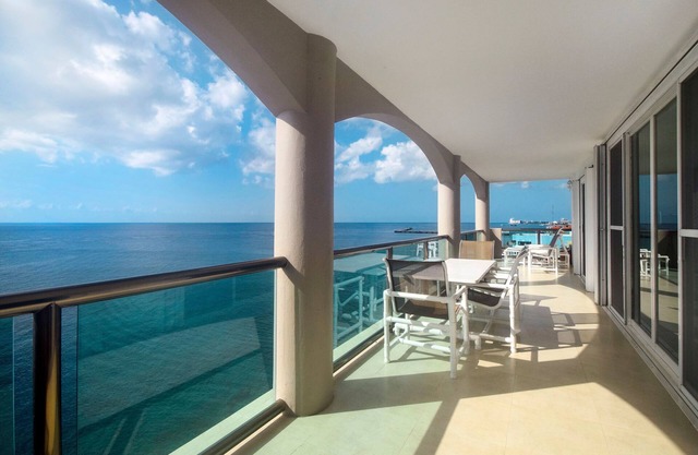 Luxurious and Spacious 6th floor Oceanfront Condo