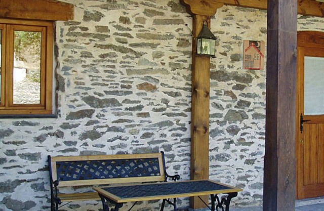 El Llao, acogedora casa rural para 2/4 personas con chimenea.