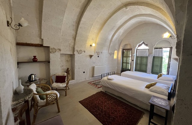El Puente Cave Hotel