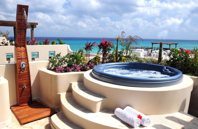 El Taj Oceanfront & Beachside Condo Hotel