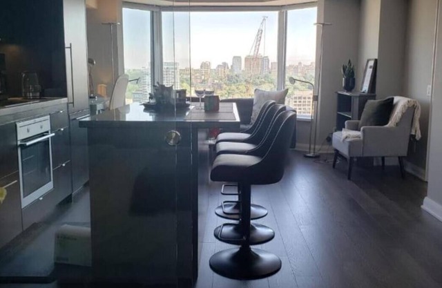 Elegant 2BR & 2BA Retreat in Prime Yorkville, Downtown