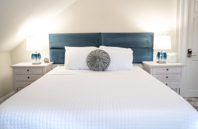 Elegant and comfortable queen room at the beach!